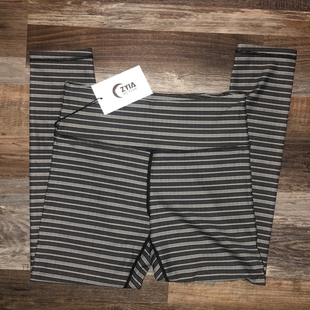 Zyia Black Aztec Adrenaline 7/8 24 leggings - Picture 5 of 6